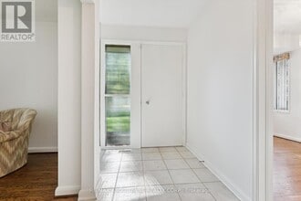 1095 Linbrook Rd in Oakville, ON - Building Photo - Building Photo