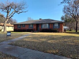 910 Worcester Ln in Garland, TX - Building Photo