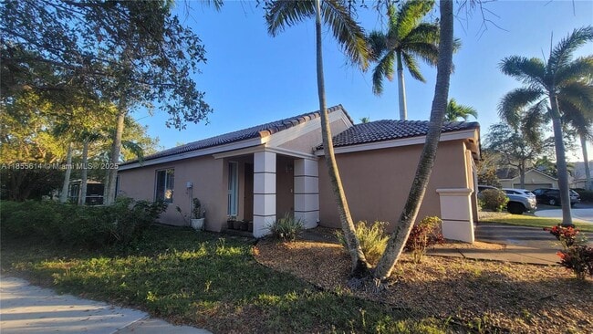 1205 Canary Island Dr in Weston, FL - Building Photo - Building Photo