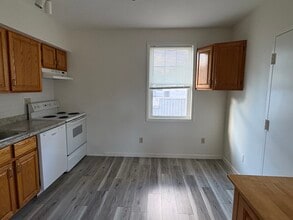 1170 Whitney Ave, Unit Unit 2R in Hamden, CT - Building Photo - Building Photo