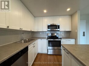 5611 Valley Way in Niagara Falls, ON - Building Photo - Building Photo