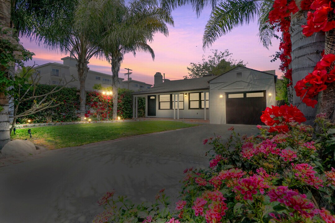 15235 Morrison St in Sherman Oaks, CA - Building Photo
