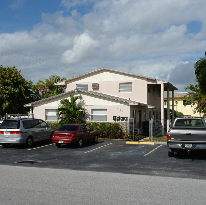 7391 NW 37th St in Hollywood, FL - Building Photo