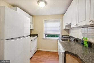 126 Burnside St in Philadelphia, PA - Building Photo - Building Photo