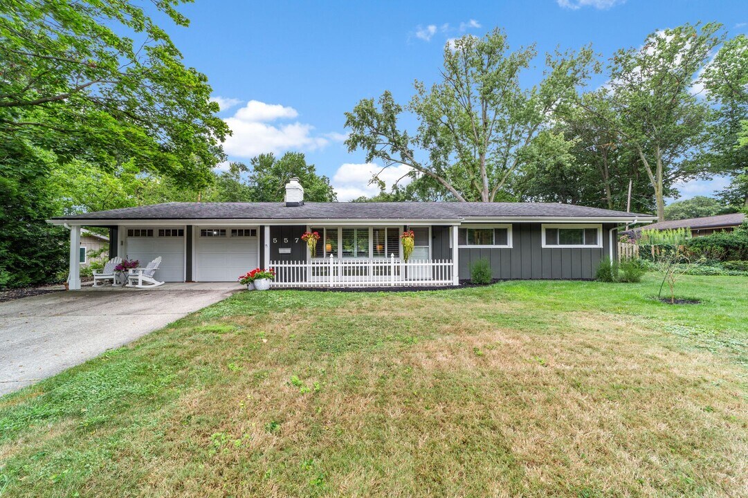 557 Edinborough Dr in Bay Village, OH - Building Photo
