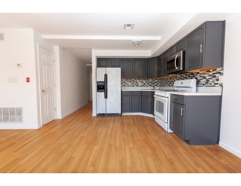 6807 Bergenline Ave in Guttenberg, NJ - Building Photo