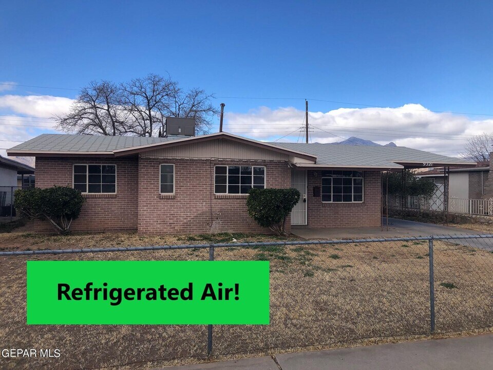 9321 Roanoke Dr in El Paso, TX - Building Photo