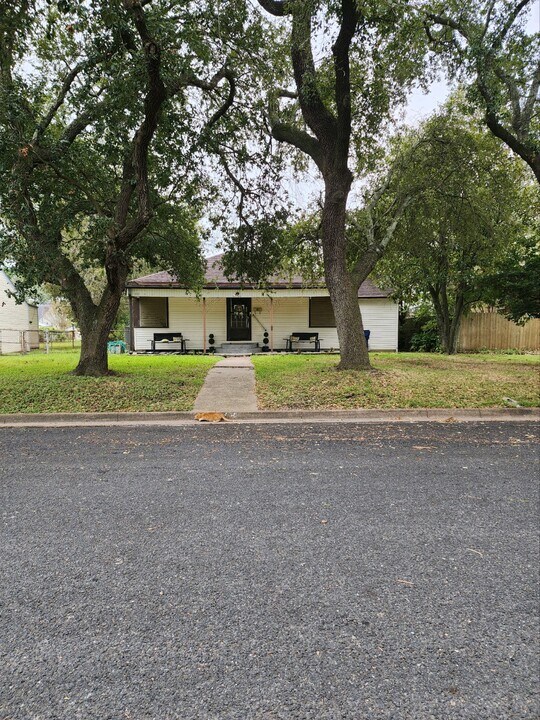 815 18th Ave N in Texas City, TX - Building Photo