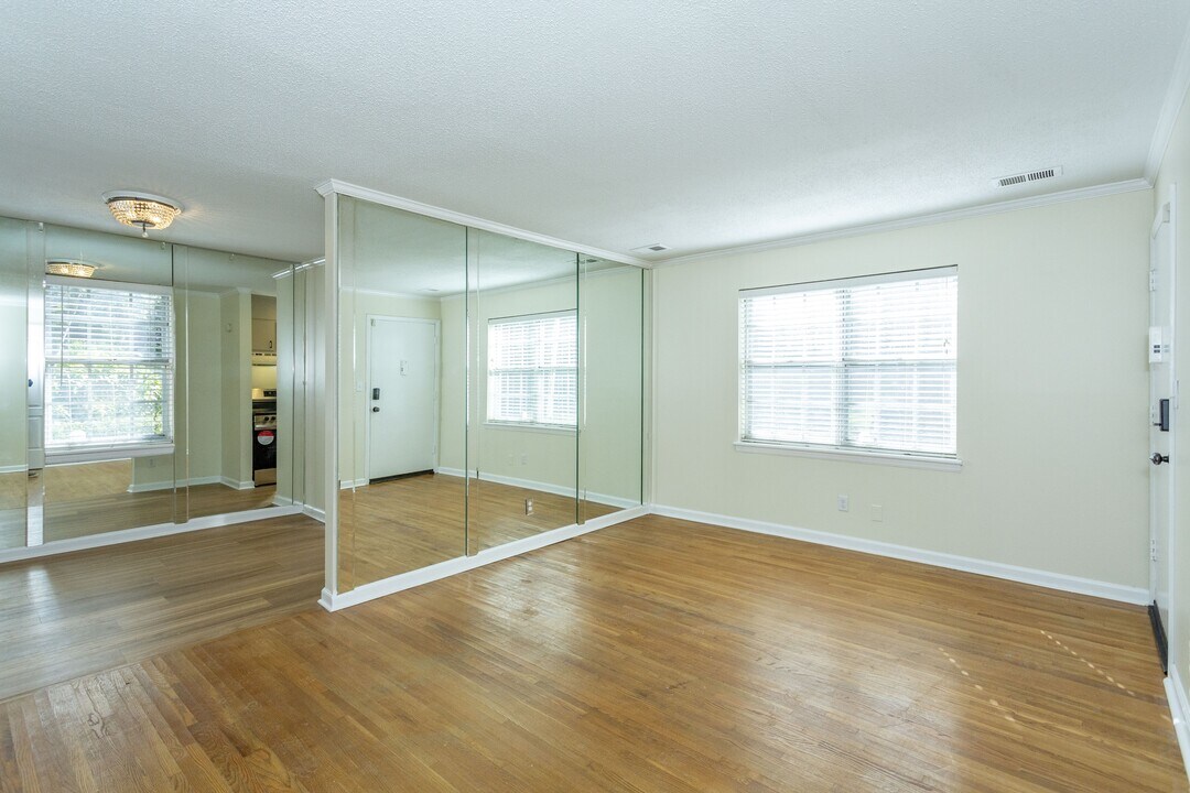 2053 Montreat Cir in Vestavia Hills, AL - Building Photo