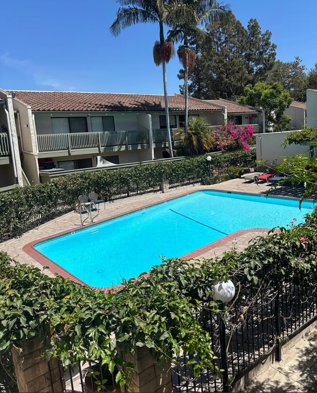 37 Dearborn Pl in Goleta, CA - Building Photo - Building Photo