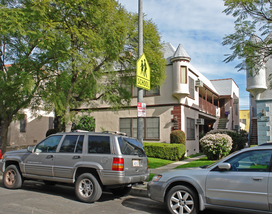 442 N Genesee Ave in Los Angeles, CA - Building Photo