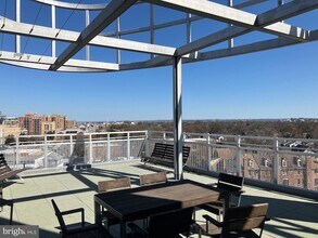 3409 Wilson Blvd, Unit 412 in Arlington, VA - Foto de edificio - Building Photo