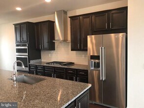 13372 Sherwood Park Ln in Herndon, VA - Building Photo - Building Photo