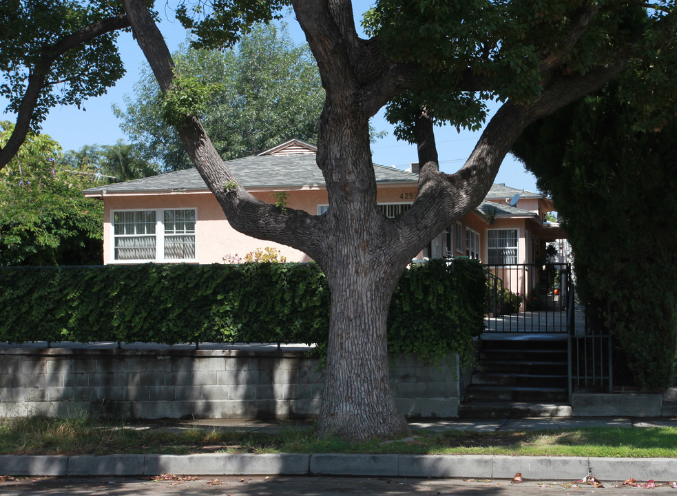 425 E Cedar Ave in Burbank, CA - Building Photo