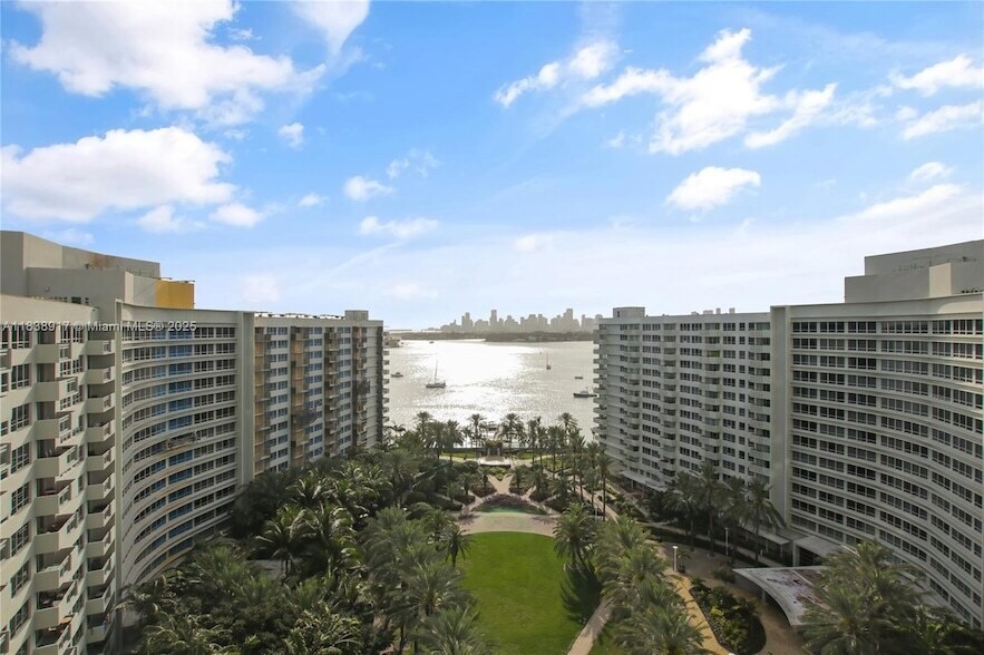 1500 Bay Rd in Miami Beach, FL - Building Photo