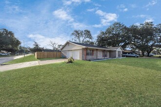 13103 Suzanne St in Stafford, TX - Building Photo - Building Photo