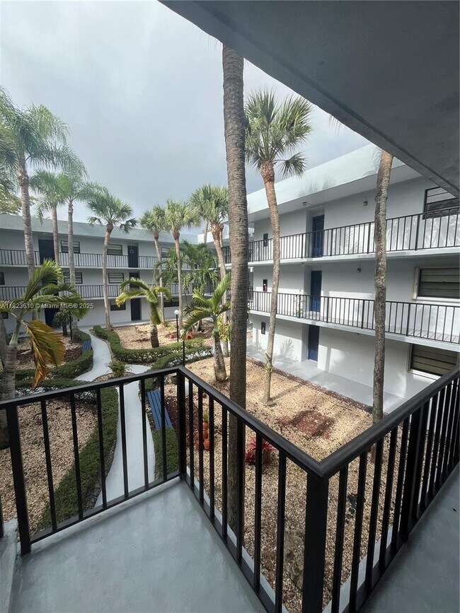 10825 SW 112th Ave in Miami, FL - Building Photo - Building Photo