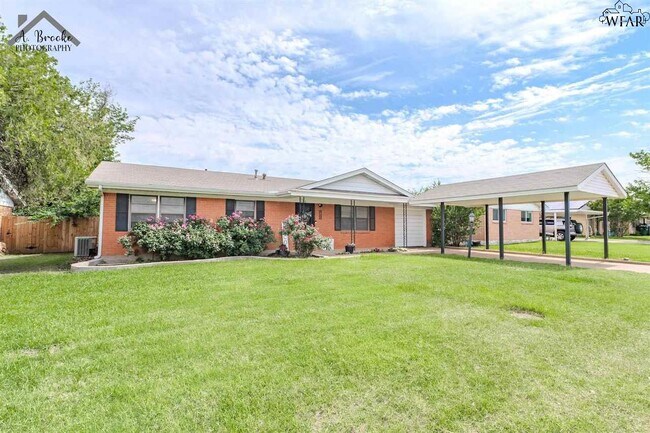 713 W Clara Ave in Iowa Park, TX - Building Photo - Building Photo