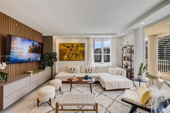 701 Brickell Key Blvd in Miami, FL - Building Photo - Building Photo