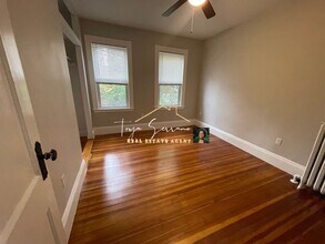 54 Alpha Rd, Unit 2 in Boston, MA - Foto de edificio - Building Photo