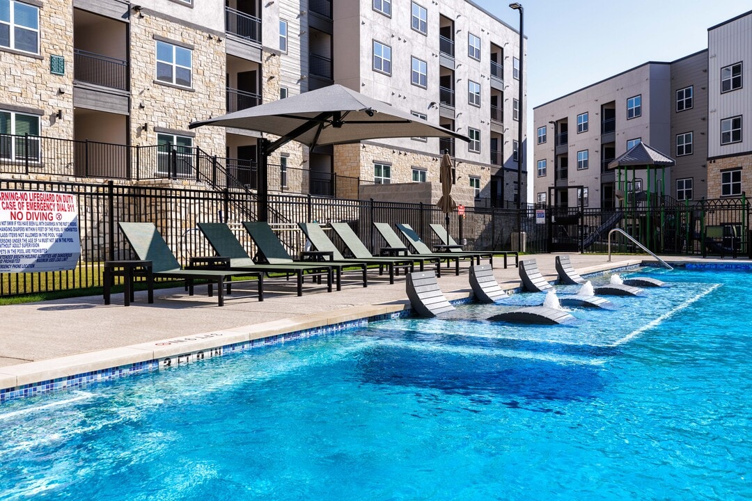 Oak Creek in New Braunfels, TX - Foto de edificio