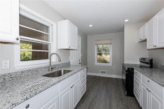 1052 Holly Cir in Forest Park, GA - Building Photo - Building Photo