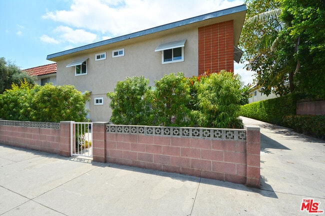 10854 Morrison St in Los Angeles, CA - Building Photo - Building Photo