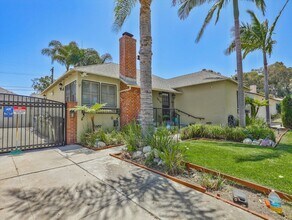 3826 Burnside Ave in Los Angeles, CA - Foto de edificio - Building Photo