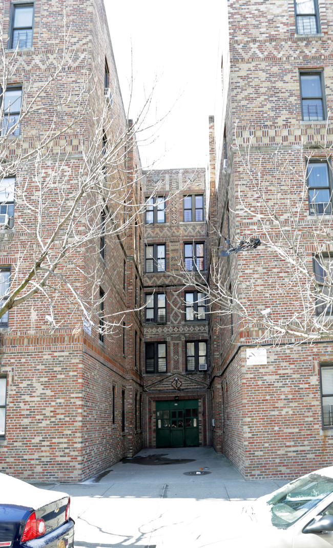 678 E 225th St in Bronx, NY - Foto de edificio - Building Photo