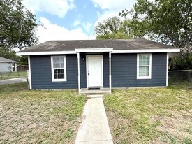 127 W Ave H in Robstown, TX - Building Photo