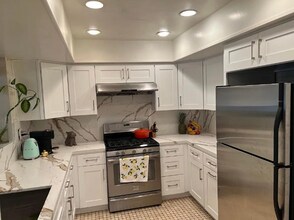 6752 Hillpark Dr in Los Angeles, CA - Foto de edificio - Building Photo