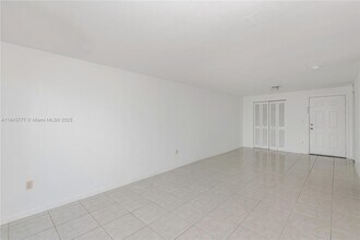 1975 Normandy Dr in Miami Beach, FL - Foto de edificio - Building Photo