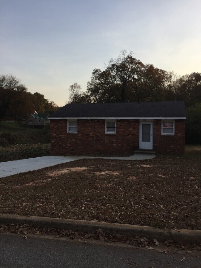 691 Saxon Ave