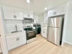 10714 Charnock Rd, Unit 10720.5 in Los Angeles, CA - Building Photo - Building Photo