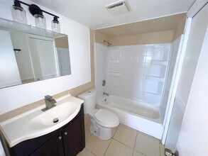 3700 N Pine Island Rd, Unit 408 in Sunrise, FL - Foto de edificio - Building Photo