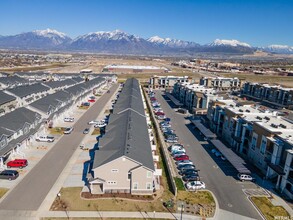 4933 W Pillar Dr in Riverton, UT - Building Photo - Building Photo