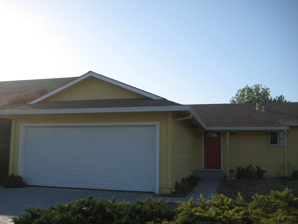 1432 Meadowlark Ln in Petaluma, CA - Building Photo