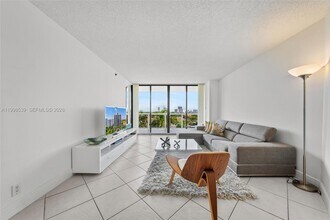 3598 Yacht Club Dr in Aventura, FL - Building Photo - Building Photo