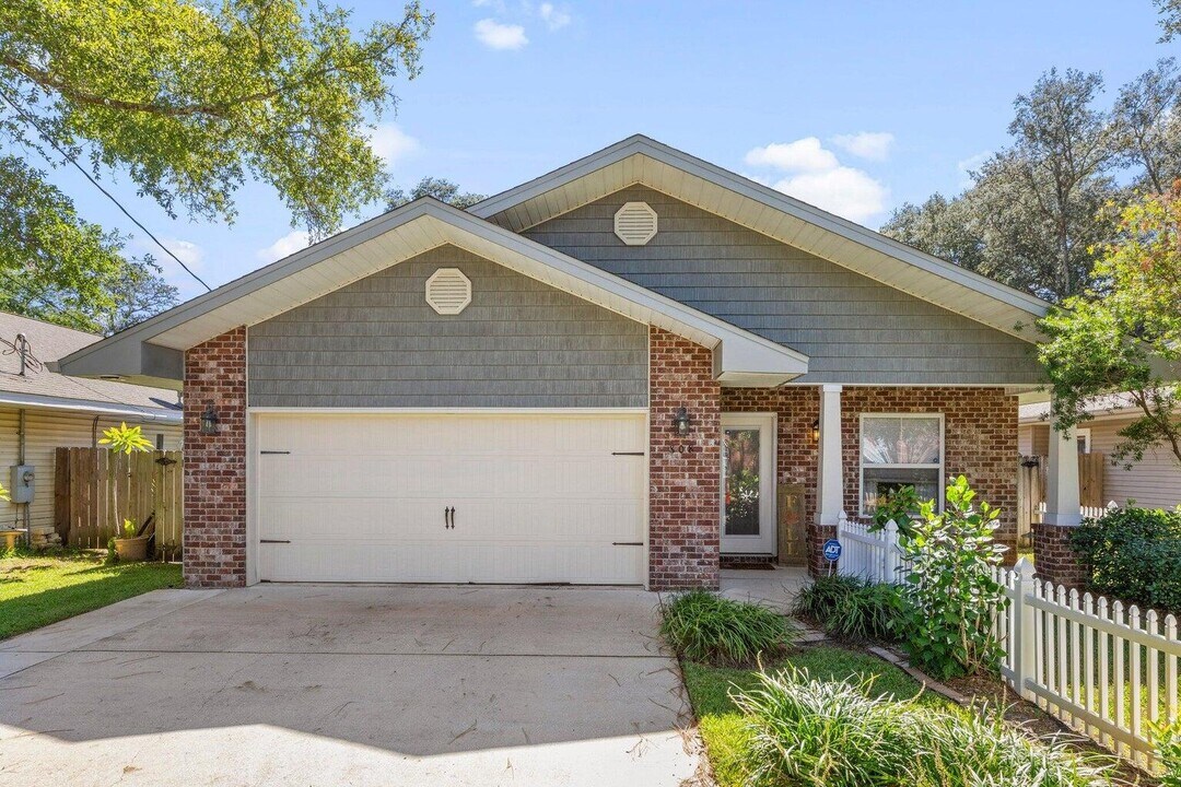 808 Pine Alley St in Fort Walton Beach, FL - Building Photo
