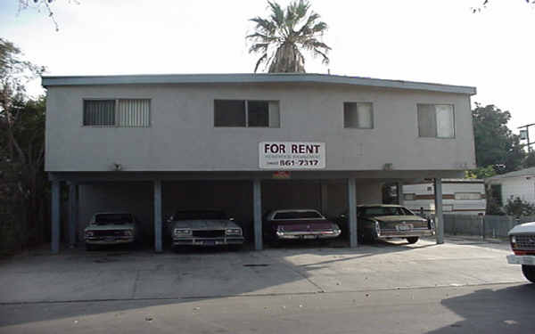 122 E 55th St in Long Beach, CA - Foto de edificio