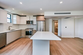 328 N Maple Dr in Beverly Hills, CA - Foto de edificio - Building Photo