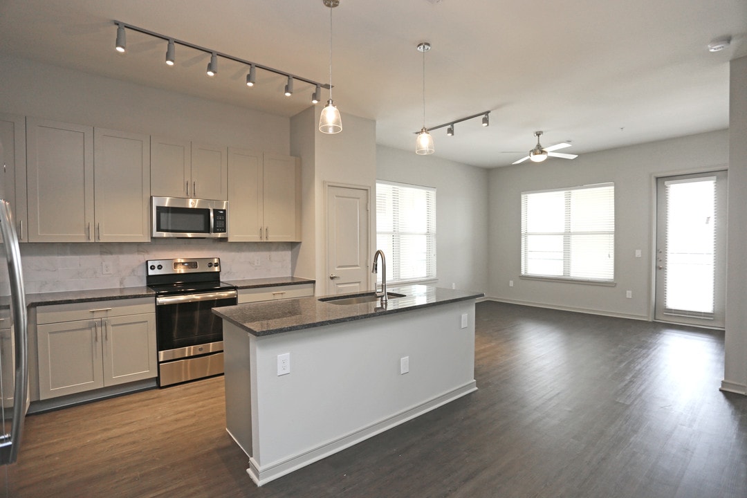 Eastshore on Lake Carolyn in Irving, TX - Building Photo