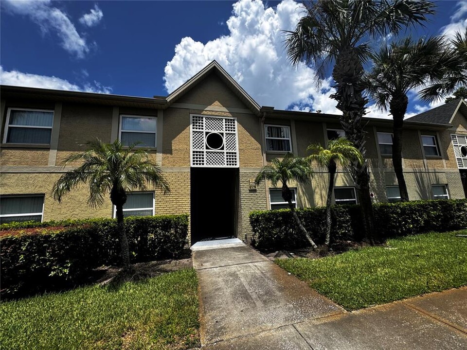 9910 Turf Way in Orlando, FL - Foto de edificio