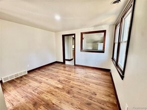 15511 N Park Ave, Unit 2 in Eastpointe, MI - Building Photo - Building Photo