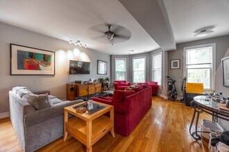 3023 N Oakley Ave, Unit 2 in Chicago, IL - Building Photo - Building Photo