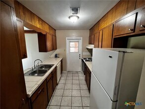 1004 Hillyer St in San Marcos, TX - Building Photo - Building Photo