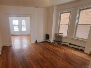 108 Winnikee Ave in Poughkeepsie, NY - Foto de edificio - Building Photo