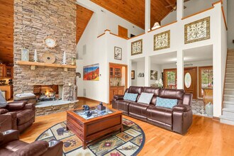 217 Lake Rd in Banner Elk, NC - Foto de edificio - Building Photo