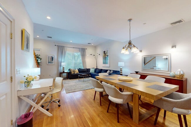 1 Harvard Square in Brookline, MA - Foto de edificio - Building Photo