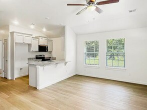 2114 Charles Whitlow Ave in Lawton, OK - Foto de edificio - Building Photo